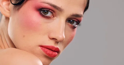 Closeup face of a model with bright eye makeup looking to the camera. Woman m Vídeo Stock 125292975