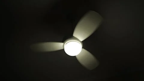 Closeup of the fan lamp hanging on the ceiling. Видео 279401080