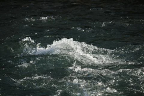 Closeup of fast flowing stream. Bubbles and foam on water surface, Foto stock