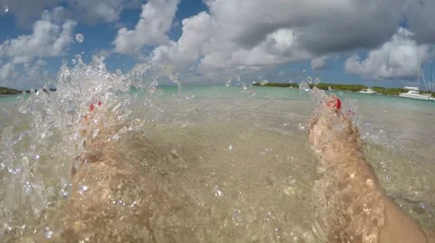 Closeup of feet relaxing in transparent caribbean sea Vidéo 59164240