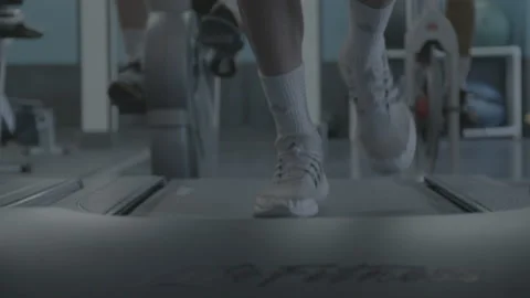 Closeup of Feet Running on a Treadmill 스톡 동영상 154002653