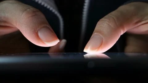 Closeup of female hand typing a text message. Stock-Footage 100595903