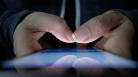 Closeup of female hand typing a text message. Stock-Footage 100595925
