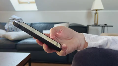 Closeup of female hand using mobile smart phone Vídeos de archivo 173532420