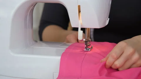 Closeup of Female Tailor Using Sewing Machine Vídeo Stock 150775958