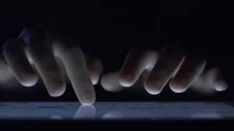 Closeup finger touching tablet computer touchscreen 库存影片 101333600