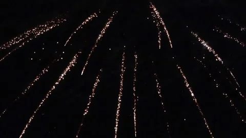 Closeup of fireworks exploding in the night sky. Pyrotechnics. 4K Vidéo 166080529