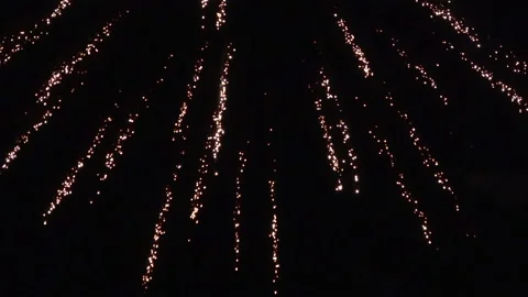 Closeup of fireworks exploding in the night sky. Pyrotechnics. 4K Vidéo 166080585