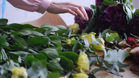 Closeup: florist count beautiful yellow flowers - eustoms. Flower shop. Stock Footage 86535232