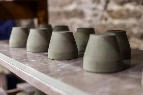 Closeup of fresh earthenware, pottery drying indoor. The classical and tradit Foto stock