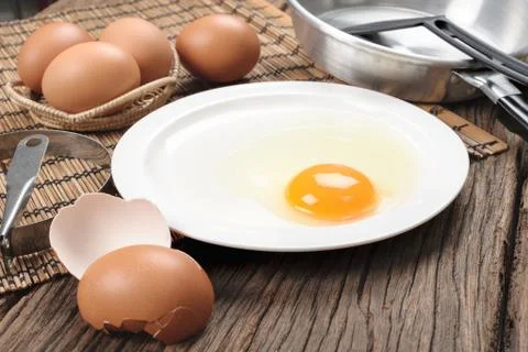 Closeup fresh egg isolate on white plate Foto stock