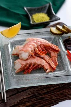 Closeup of a fresh prawns on a rectangular plate with wasabi dressings cheese pi Foto stock