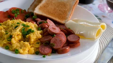 Closeup of Fresh Scrambled Eggs with Sausage Morning Meal Vídeos de archivo 332341702