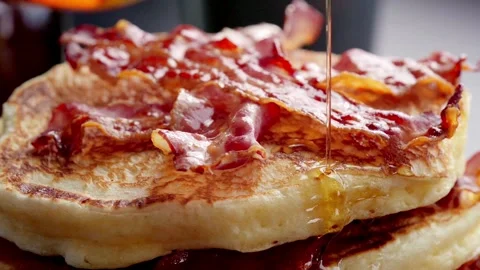 Closeup of fried bacon on a stack of delicious pancakes. Stock-Footage 336589241