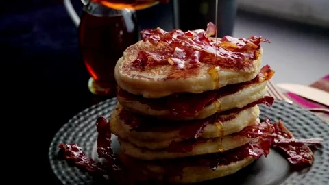 Closeup of fried bacon on a stack of delicious pancakes. Stock-Footage 336589263
