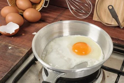Closeup fried egg in pan Foto stock