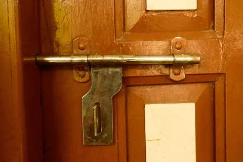  Closeup front view exterior rusty rough old brown wooden door handle of i... 스톡 사진