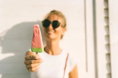 Closeup of fruit popsicle in hands Foto stock