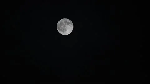 Closeup of the full moon. Moving clouds passing by the full moon at night. De Stock Footage 144138180