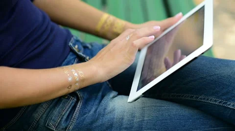 Closeup of a girl using tablet in the park Vídeo Stock 61004278