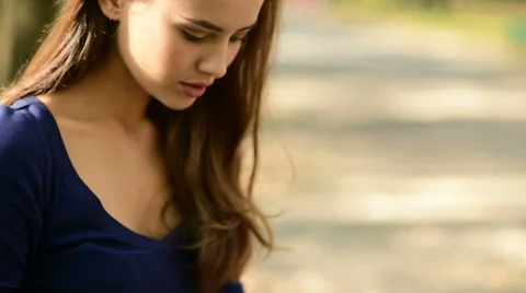 Closeup of a girl using tablet in the park Vídeo Stock 61004291
