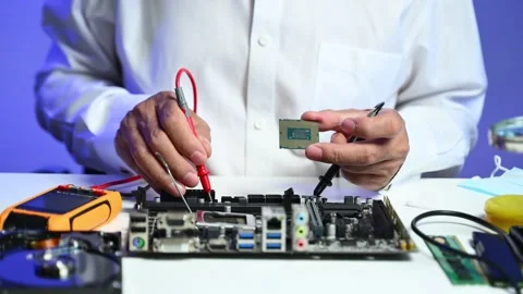 Closeup of gloved hands testing a CPU chip using multimeter. Ideal for tech.. Video stock 312773654