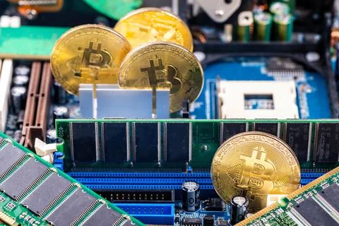 Closeup of gold bitcoin on computer components background, technology and dig Foto stock