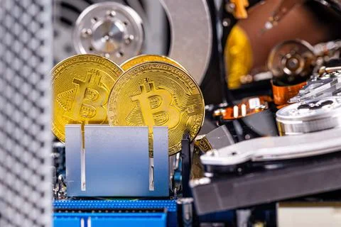 Closeup of gold bitcoin on computer components background, technology and dig Foto stock