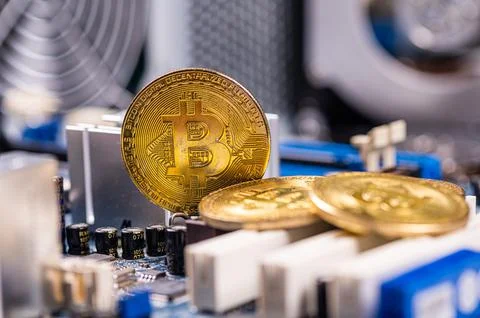 Closeup of gold bitcoin on computer components background, technology and dig Foto stock