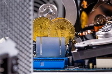 Closeup of gold bitcoin on computer components background, technology and d.. Stock-Fotos