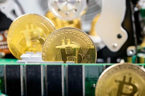 Closeup of gold bitcoin on computer components background, technology and d.. Foto stock