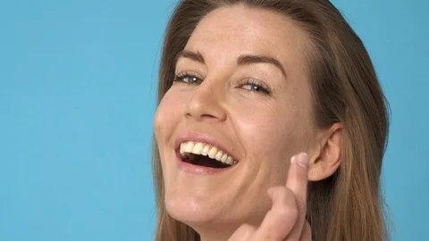 Closeup of a Gorgeous Model Putting on Face Moisturizer Video stock 117629967