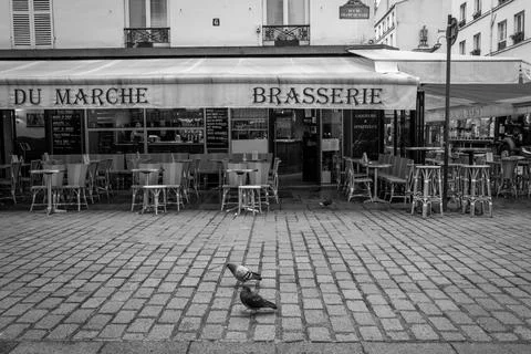 Closeup grayscale of Cafe du Marche outdoors, Paris Stock-Fotos