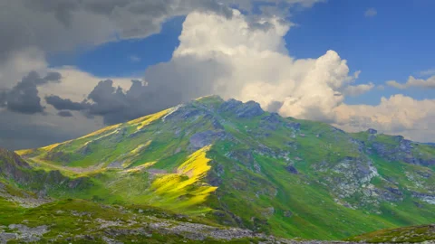 Closeup green mount top in dense cumulus clouds Vídeos de archivo 150683275
