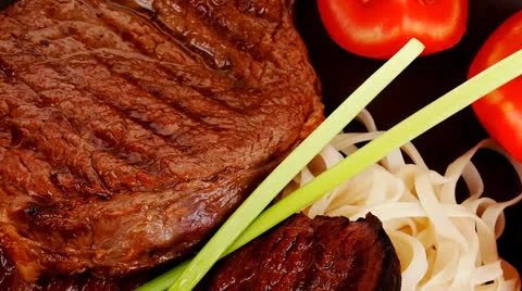 Closeup of grilled steak with pasta Vídeos de archivo 23104568