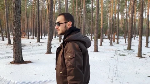 Closeup a guy walking in a forest. Vídeos de archivo 132557679