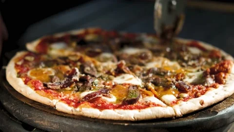 Closeup hand of chef baker cutting pizza at kitchen Stock-Footage 172207520