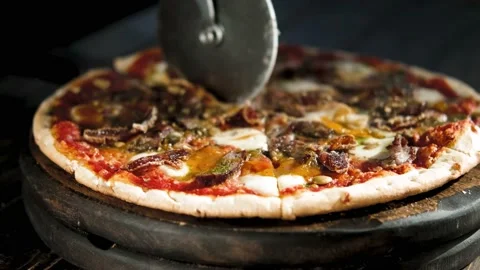 Closeup hand of chef baker cutting pizza at kitchen Stock-Footage 172339024