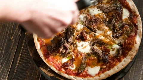 Closeup hand of chef baker cutting pizza at kitchen Stock-Footage 172366558