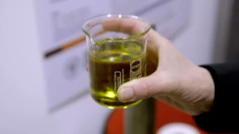 Closeup of a hand holding a dropper filled with legal hemp oil 스톡 동영상 262253768