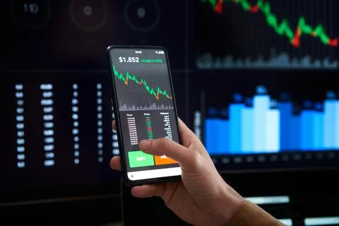Closeup hand mobile decreasing graphs - Person is checking Bitcoin price chart Stockfoto's