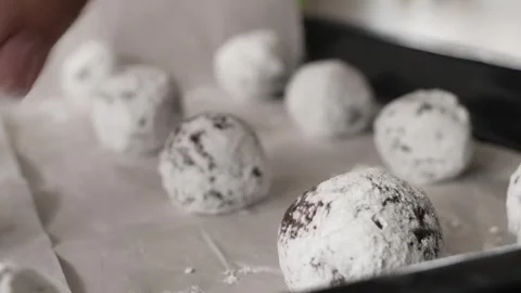 Closeup of hand preparing cracked marble biscuits in a cozy kitchen setting Vidéo 293246357