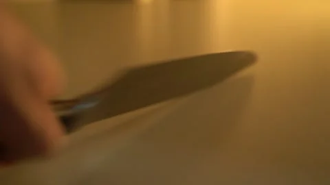 Closeup of hand quickly grabbing a large butcher knife off a kitchen counter Vídeos de archivo 243502518