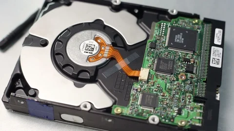 Closeup of a hand which tighten the screw on hard disk. Vídeo Stock 91869448