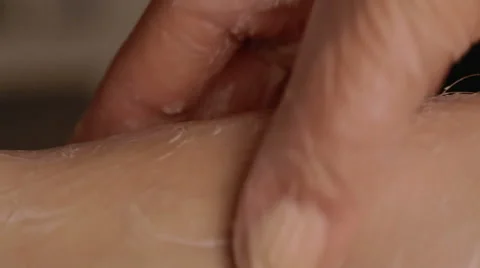 Closeup of hands doing procedure to legs with cram in a beauty salon Video stock 52512581