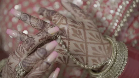 Closeup of hands Indian Bride getting ready for her traditional Indian Wedding Stock-Footage 170825024