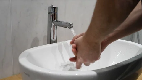 Closeup on the hands of a man while performing a scrupulous wash Video stock 124155377