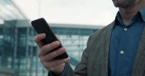 Closeup Hands with Phone are texting Messages on Smartphone.  Vídeo Stock 117938989