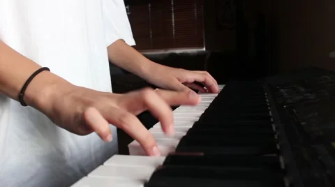 Closeup of hands playing music on a keyboard Vídeos de archivo 53770710