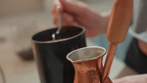 Closeup of hands preparing coffee with aromatic and intimate ambiance. Tactile Vidéo 342064962